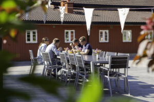 Utendørs møte i sola på Kringler